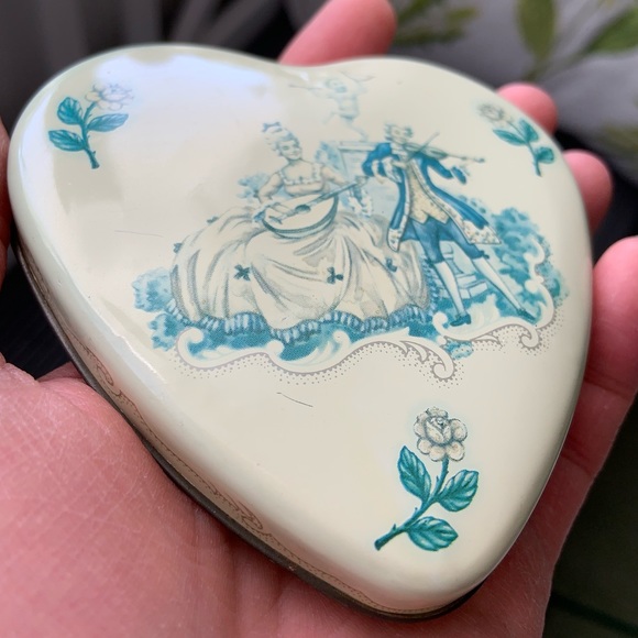 Vintage Heart Metal Tin made in England / Small Vintage Tin / Heart Keepsake Tin - Picture 7 of 16